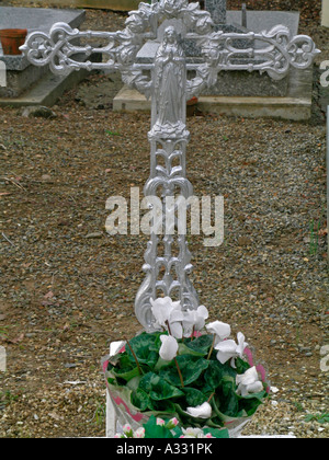 alte Eisen schwere Kreuz auf einem Grab in einem alten Friedhof Friedhof Stockfoto