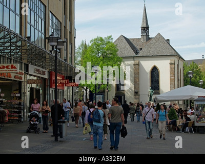 Fußgängerzone im Essener Straße Kettwiger Straße Marktkirche Marktkirche im Hintergrund Stockfoto