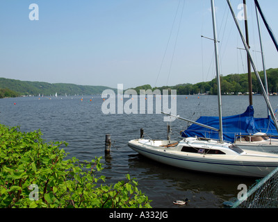 Brücke mit Segelboote auf dem See Baldeney Baldeneysee in Essen-Nordrhein-Westfalen-Deutschland Stockfoto