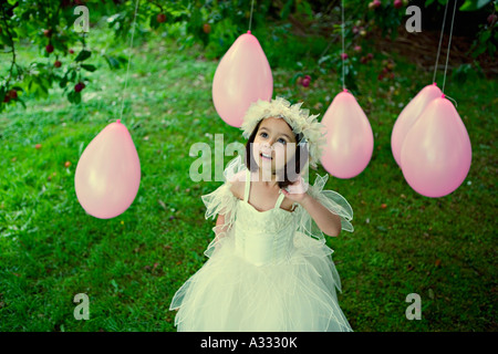 Brautjungfer mit rosa Luftballons Stockfoto