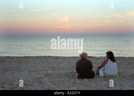 Zwei Frauen sitzen am Strand Markgrafenheide, Deutschland Stockfoto