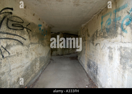 Zeichnungen-Graffiti auf Betonwände einer verfallenen Passage Weg Stockfoto