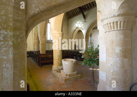 Das Norman-Interieur der St. Eadburgha Kirche in der Nähe der Cotswold-Dorf Broadway, Worcestershire Stockfoto