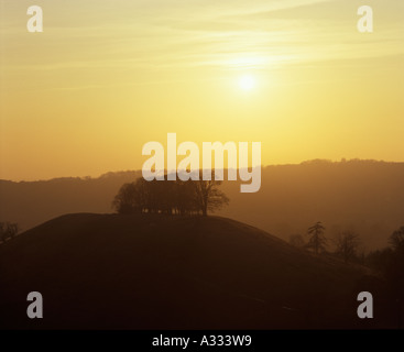 Sonnenuntergang über Downham Hill in den Cotswolds angesehen von Uley Bury, Gloucestershire Stockfoto