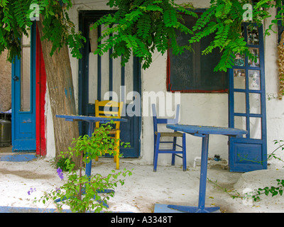 Stühle vor einem typischen griechischen Haus in weißen und blauen Farben Stockfoto