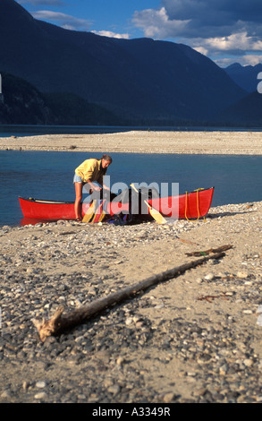 Laden das Kanu am Provincial Park BC Kanada Stockfoto