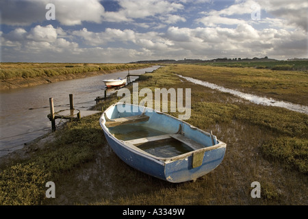 Morston Kai und Blakeney Dorf und Kirche im Hintergrund North Norfolk Stockfoto