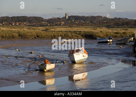 Morston Kai und Blakeney Dorf und Kirche im Hintergrund North Norfolk Stockfoto