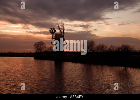 Turf Fen Entwässerung Mühle am Fluss-Ant at wie Hill Norfolk Broads in einem Winter Sonnenuntergang Stockfoto