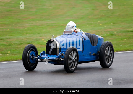 1927 Bugatti Typ 35 b während der Brooklands Trophy Rennen in Goodwood Revival, Sussex, UK. Stockfoto