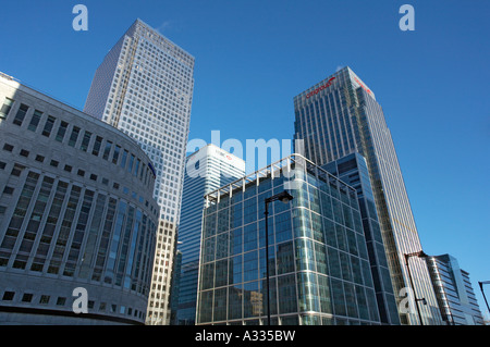 Türme in Canary Wharf in London Docklands von im Innenhof Stockfoto