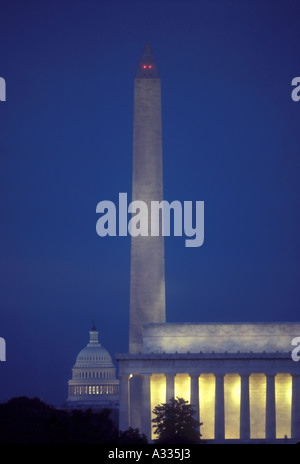 Drei Washington DC Sehenswürdigkeiten die Kuppel des Kapitols, das Washington Monument und dem Lincoln Memorial in diesem Zwielicht gegenübergestellt werden, vie Stockfoto