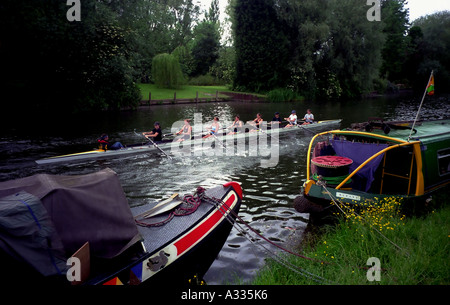 Ruderer auf Besatzung Hochschulteam Womens Reihe vorbei Hausboote auf dem Fluss Cam in Cambridge England Stockfoto