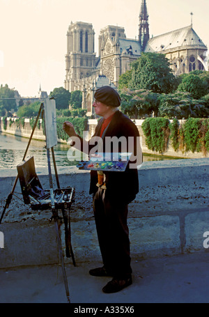 Ein älterer Künstler macht ein Plein Air Outdoor-Malerei von der Kathedrale Notre Dame in Paris Frankreich Stockfoto