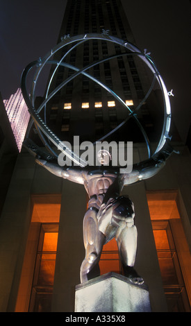 Atlas trägt eine Kugel als Symbol für die Welt auf seinen Schultern auf der Fifth Avenue vor Rockefeller Center in New York City Stockfoto