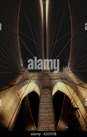 Nachtansicht des Westturms von der Brooklyn Bridge im unteren Manhattan New York City USA fotografiert mit einem Fish-Eye-Objektiv nicht Stockfoto