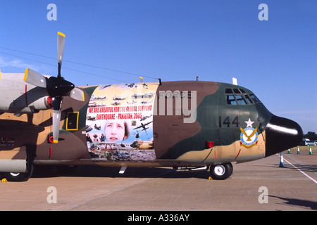 Lockheed C-130 Hercules, betrieben von der pakistanischen Luftwaffe mit Festschrift Kunstwerk zeigt Erdbebenhilfe in 2005 Stockfoto