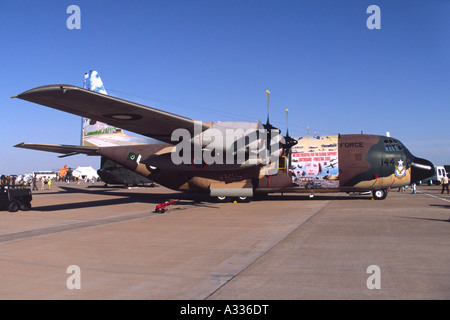 Lockheed C-130 Hercules, betrieben von der pakistanischen Luftwaffe mit Festschrift Kunstwerk zeigt Erdbebenhilfe in 2005 Stockfoto