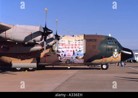 Lockheed C-130 Hercules, pakistanische Luftwaffe mit Festschrift Kunstwerk Hervorhebung der pakistanischen Erdbebenhilfe von 2005 Stockfoto