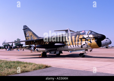 Vought A-7E Corsair, im Tiger Stripes Farbgebung, betrieben von der Hellenic Air Force eingerichtet. Stockfoto