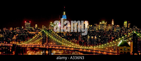 Nachtaufnahme von Midtown Manhattan Gebäude mit Farbe leuchtet das blau beleuchtet beleuchtete Empire State Building im Zentrum Stockfoto