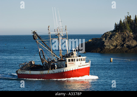 Rote und weiße fischender Trawler Segeln vorbei an Campobello Island New Brunswick, Kanada Stockfoto