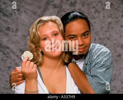 Paar mit Kondomen B43 Stockfoto