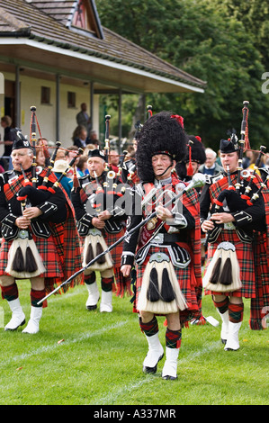 Drum Major führenden Inverness königliche britische Legion Pipe Band am Ende des Glenurquhart Highland Gathering und Spiele Drumna Stockfoto