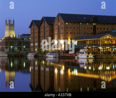 Gloucester Docks bei Nacht - Merchants Quay ist auf der rechten Seite Stockfoto