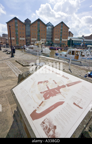 Infotafel und Gloucester City Council Büros in umgebauten Lagerhäusern in Gloucester Docks Stockfoto