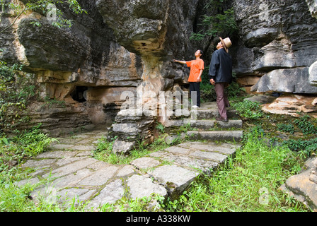 Verwinkelten schmalen Pfad Tunnel durch Karst Kalkstein-Formationen Black Steinwald Shilin, Yunnan Provinz, China. Stockfoto