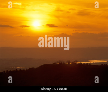 Sonnenuntergang über Haresfield Hill in den Cotswolds gesehen von Haresfield Leuchtfeuer, Gloucestershire Stockfoto