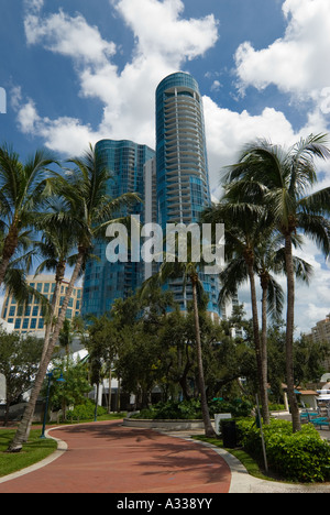 Büro- und Wohnanlage Hochhäuser entlang der New River in der Innenstadt von ft. Lauderdale, FL. Stockfoto