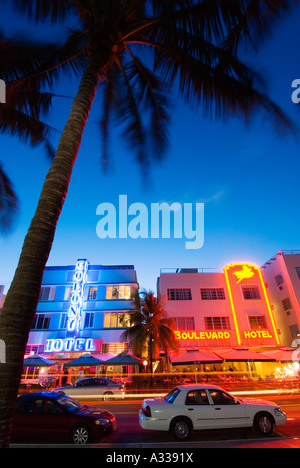Leuchtende Neon Akzente Art-Deco-Ära Hotels am Ocean Drive in der Dämmerung, Miami Beach, Florida. Stockfoto