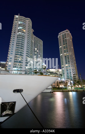 Vorbei an Boot verwischt entlang der New River in der Innenstadt von ft. Lauderdale, Florida, in der Abenddämmerung. Stockfoto
