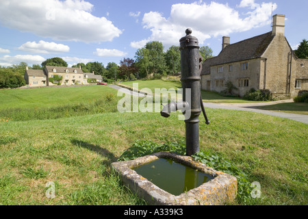 Das alte Dorf Pumpe auf dem Grün in Cotswold Dorf von kleinen Barrington, Gloucestershire Stockfoto