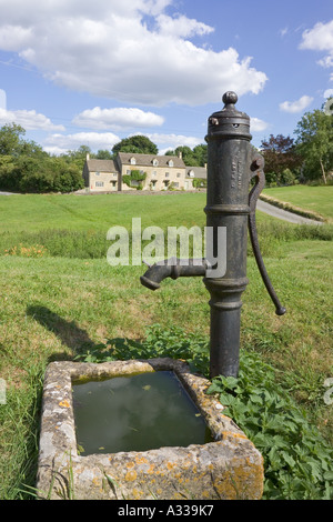 Das alte Dorf Pumpe auf dem Grün in Cotswold Dorf von kleinen Barrington, Gloucestershire Stockfoto