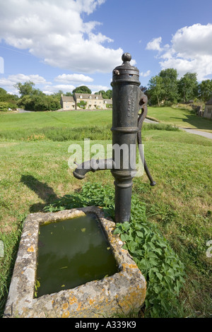 Das alte Dorf Pumpe auf dem Grün in Cotswold Dorf von kleinen Barrington, Gloucestershire Stockfoto