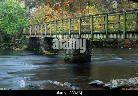 Brücke über den "Fluß Rothay" welche Ströme zwischen Grassmere und Rydal Wasser, "Lake District" Herbstzeit. Stockfoto