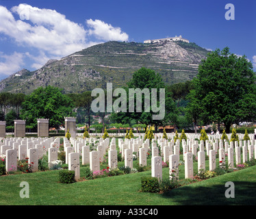 Monte Cassino Commonwealth-Krieg-Grab mit Cassino Abtei im Hintergrund, Italien Stockfoto