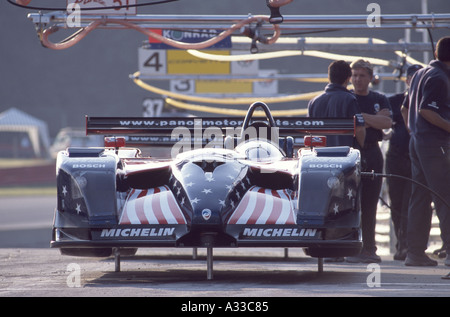 Crew bereitet die Bryan Hera und Bill Aubrlen Panoz Motor Sport LMP01 in th Mid Ohio Boxengasse 2002 Stockfoto