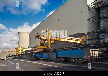 LKW Erfülltsein mit Abfall gewaschen Asche von Kohle abgefeuert Kraftwerk, UK Stockfoto