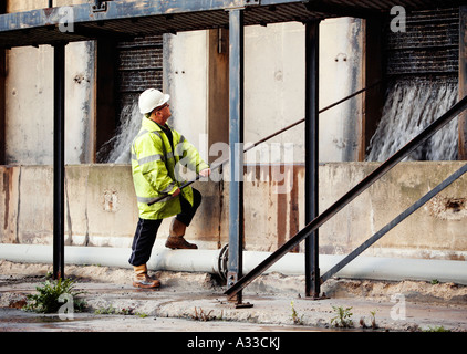 Arbeiter einstellen die Schleusen der Abfälle Asche waschen Gruben bei einem Kohle-Kraftwerk, England, UK Stockfoto