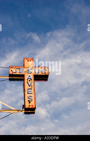 alte rostige Neon-Schild außerhalb der Baptistengemeinde in der East Village von New York City, Usa.  Schild sagt Jesus rettet Stockfoto