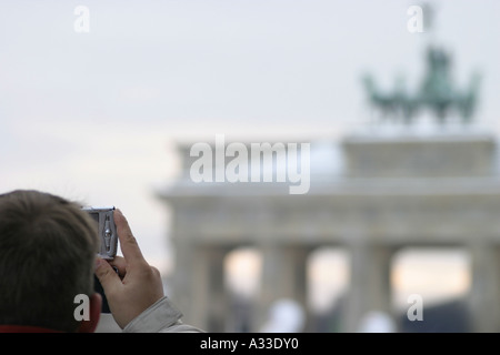 Mann ein Foto von dem Brandenburger Tor in Berlin Stockfoto