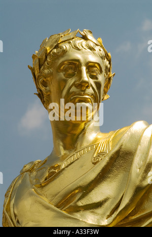 Grinling Gibbons Statue in Figur Gericht von König Charles 2. II ii außerhalb des Royal Hospital Chelsea Heim des Chelsea Rentner London SW3 UK 2006 Stockfoto