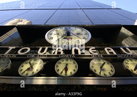 Uhren geben der Zeit in verschiedenen Ländern außerhalb Amerikas größte Uhren-Shop den Torneau-Shop in New York city Stockfoto