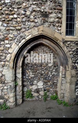 A zugemauert steinerne Tür und eine alte Stein gerahmte Fenster in einem alten Gebäude in Chichester West Sussex England UK Stockfoto