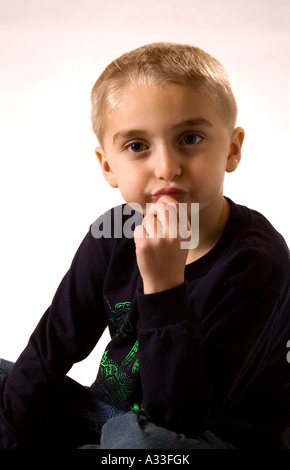 Fünf Jahre altes Kind posiert für die Kamera ohne scheinbare Tagesordnung im Auge Stockfoto