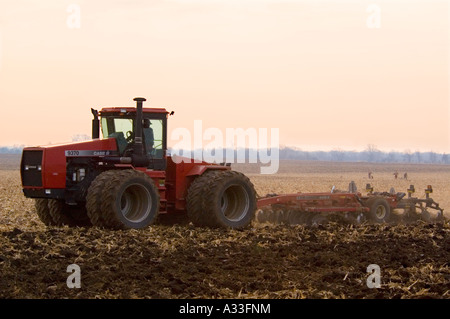 Meißel Pflügen einen nördlichen Illinois Maisfeld Stockfoto